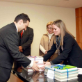 El doctor Rodrigo Escobar Espínola recibiendo el lote de libros correspondientes al 1er premio.