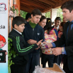 Funcionarios de la Secretaría de Educación de la Corte entrega el desayuno escolar a los estudiantes.