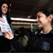 Entrega de materiales informativos a los estudiantes.