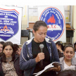 Alumna leyendo la Constitución Nacional.