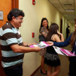 Los visitantes recibieron el periódico mural de la Dirección de Comunicación y otros materiales.