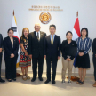 El doctor Benítez Riera con la delegación coreana.