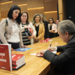 El ministro Jiménez Rolón firmando algunos ejemplares de su obra “Mediación y Jurisdicción”.