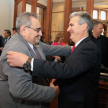 El presidente del Jurado de Enjuiciamiento de Magistrados, el senador Enrique Bacchetta, dándole la bienvenida al ministro Antonio Fretes.