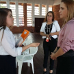 Momento en que la alumna agradece a la magistrada por la realización de la charla.