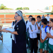  Entrega de la Constitución Nacional adaptada a niños por el Presidente de la Circunscripción Judicial, Abg. Luis Alberto Ruiz Aguilar.