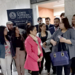 Los universitarios con la mediadora encargada de dar a conocer más sobre la oficina mencionada.