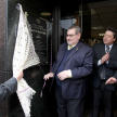 Los representantes de la Corte, de la Iglesia y de la Gobernación descubren la placa oficial de inauguración.