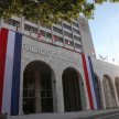 El edificio judicial vestido con los colores patrios.