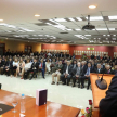 Osvaldo González, vice-decano de la Facultad de Derecho y Ciencias Sociales de la Universidad Nacional de Asunción, presentando el libro al auditorio.