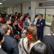 El encargado de la Oficina de Atención Permanente, Victorino Aguilar, conversando con los visitantes.