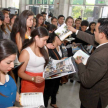 Los futuros abogados leyendo materiales relacionados a la campaña 