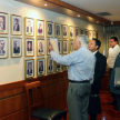 Familiares del Dr. Paiva observan la Galería de Presidentes.