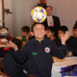 Uno de los niños disfrutando de los regalos recibidos