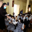 Entrega de materiales jurídicos a alumnos de la institución educativa.