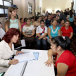 La ministra doctora Miryam Peña en conversación con una interna.