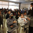 Entrega de materiales jurídicos a alumnos de la institución educativa.