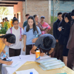 Jóvenes de la comunidad inscribiéndose en el curso.