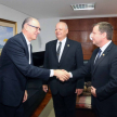 Saludo del vicepresidente, doctor Alberto Martínez Simón con el diplomático.