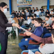 Entrega de materiales jurídicos a alumnos de la institución educativa.