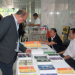 Profesionales del derecho asisten a la feria de libros.