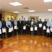 Entrega de reconocimientos simbólicos a los agentes, en señal de agradecimiento por su dedicación y servicio.