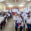 Alumnos y alumnas beneficiadas con el taller, recibieron folletos de información.