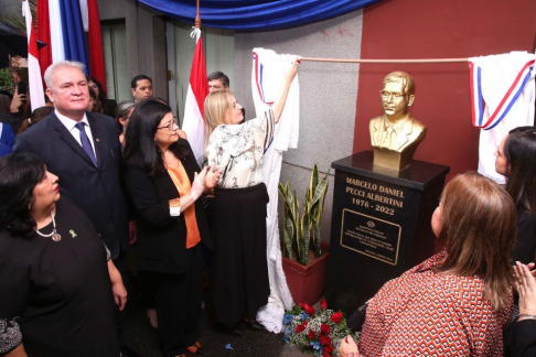 La vicepresidenta primera y ministra de la CSJ, Carolina Llanes, participando durante el acto de exhibición del monolito en homenaje al ex Fiscal Delegado de la Unidad Especializada de Crimen Organizado, doctor Marcelo Pecci.