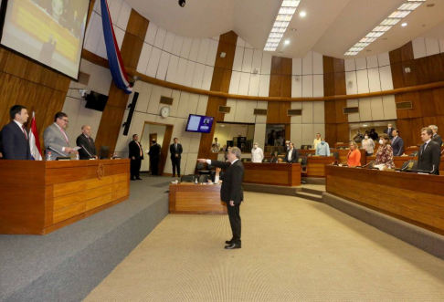 El ministro de la Corte Suprema de Justicia, doctor Eugenio Jiménez Rolón, durante su juramento como nuevo integrante del Consejo de la Magistratura.