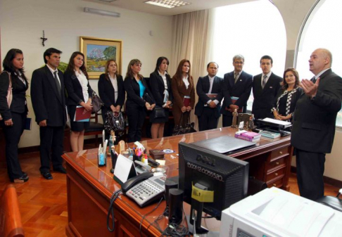 Los estudiantes fueron recibidos en el despacho del ministro responsable de la Campaña Educando en Justicia, doctor Luis María Benítez Riera, quien les hablo sobre su función como miembro de la máxima instancia judicial