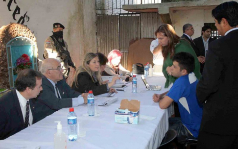 El ministro de la Corte Suprema de Justicia, doctor Sindulfo Blanco durante las entrevistas que realizó a los internos