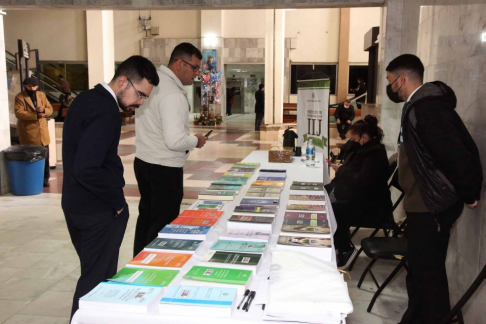 Se realizó la feria de libros del IIJ en la Plazoleta del Palacio de Justicia de Asunción.