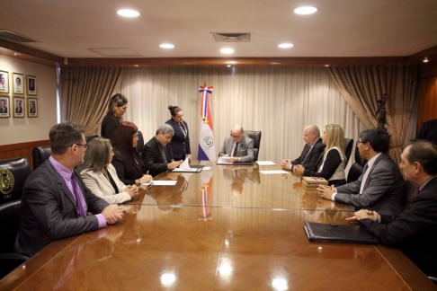 En la sala del plenario se realizo la firma de convenio entre la CSJ y la UC de Alto Paraná.