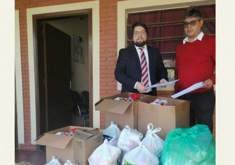 Entrega de víveres al Centro Educativo Itauguá, por parte del juez Matías Garcete.