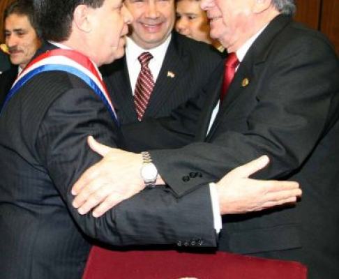 El presidente de la Corte Suprema de Justicia, doctor José Raúl Torres Kirmser, saludando al presidente de la República, Horacio Cartes.