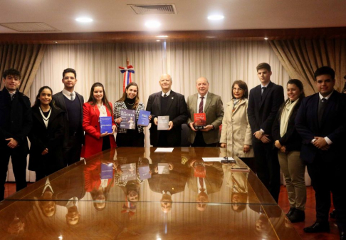 La Universidad Católica “Nuestra Señora de la Asunción” donó valiosos materiales jurídicos a la Biblioteca Jurídica 