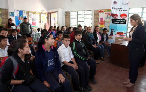 La jueza de la Niñez y de la Adolescencia, doctora Pili Rodríguez, dialogó con los estudiantes.