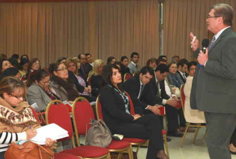 El profesor doctor Emiliano Rolón Fernández expuso durante el curso de Actualización en Derecho Penal y Procesal.