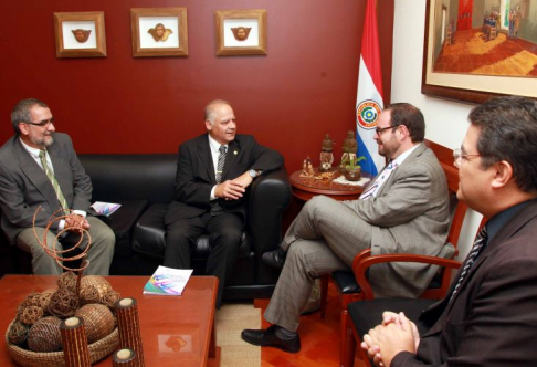 Momento de la reunión entre el consejero de la UNESCO, Guilherme Canela y el ministro de la Corte, Luis María Benítez Riera