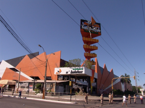 Fachada del supermercado siniestrado.