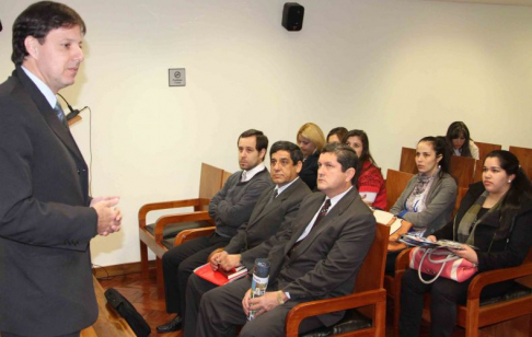 El juez Hugo Garcete explicando el proceso en el fuero civil.