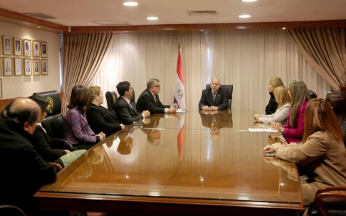 El vice presidente primero de la Corte Suprema de Justicia, Luis María Benítez Riera, recibió en la Sala del Pleno a representantes de la Asociación de Jueces del Paraguay, con el fin de inteercambiar pareceres sobre la administración de justicia.