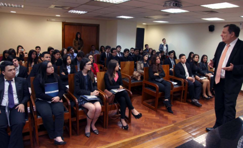 El juez Hugo Becker exhortó a los jóvenes a formarse en ética para ser excelentes profesionales.