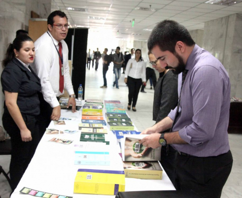 Abogados muestran gran interés en libros expuestos en feria