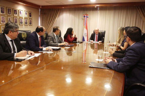 El presidente de la Corte Suprema de Justicia, doctor César Diesel, la vicepresidente primera, doctora María Carolina Llanes recibieron a los representantes de actuarios y ujieres judiciales.