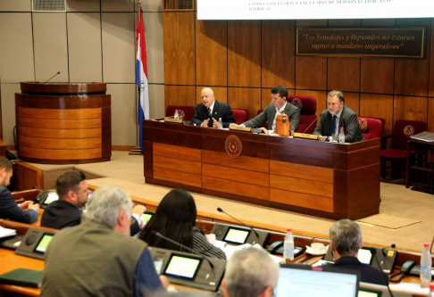 El ministro Luis María Benítez Riera, participó esta mañana de la mesa interinstitucional para la elaboración de anteproyectos de leyes relacionados con el lavado de dinero, financiamiento del terrorismo y crimen organizado. 