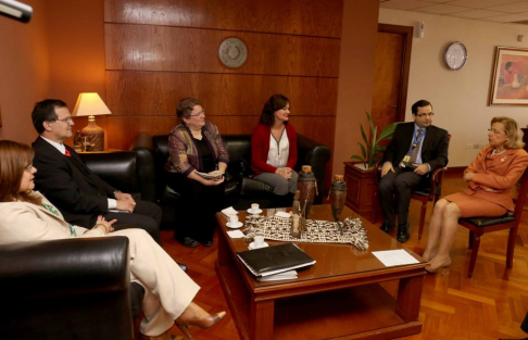 Esta mañana la presidenta de la Corte recibió a la directora del Programa de Democracia y Gobernabilidad de Usaid - Ceamso, Mary Hogan.