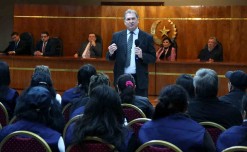 El camarista Emiliano Rolón en plena exposición.