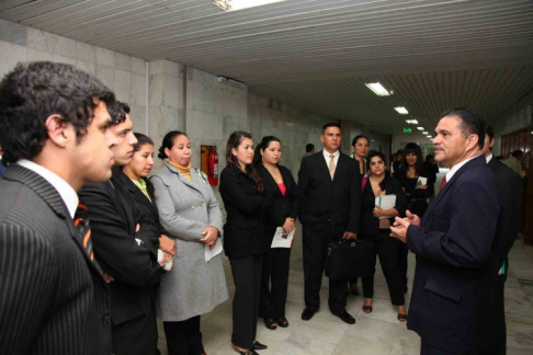 Alumnos del primer y segundo año de la carrera de Derecho de la UTIC participaron de la visita educativa al Palacio de Justicia