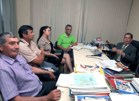 El superintendente de Justicia, doctor Rafael Monzón, conversando con los dirigentes.